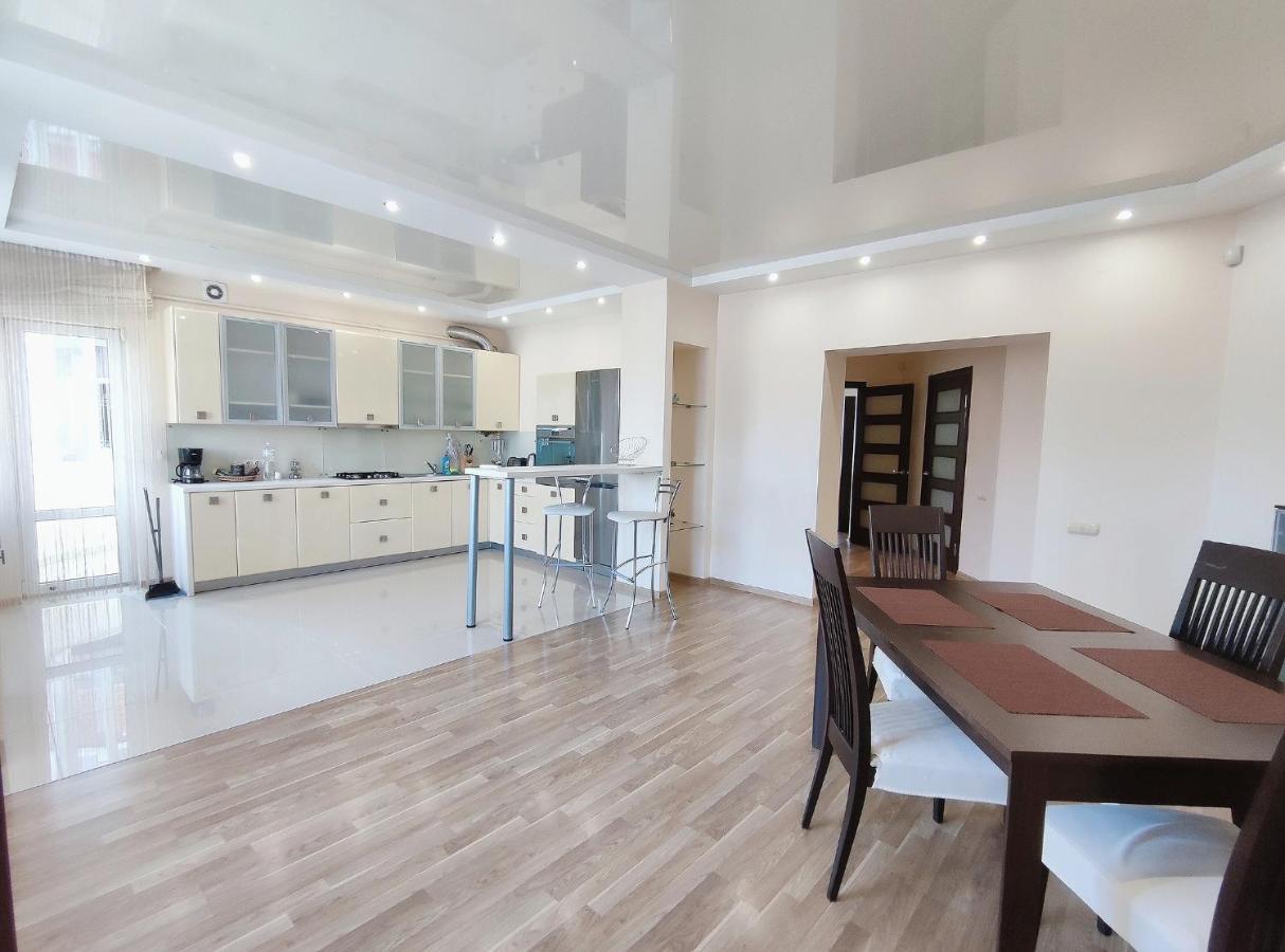 Apartament Positive Lwów Zewnętrze zdjęcie